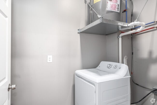 2BR, 2BA - 1,100SF - Laundry