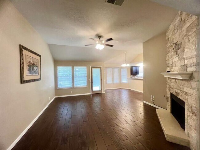 Building Photo - 1800 Columbine Ln Rental