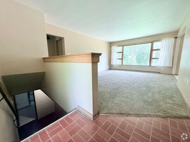 Building Photo - 4-Bed House in Cedar Falls