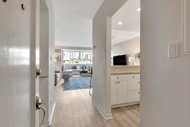 Photo - 969 Hilgard Ave Unidad 405