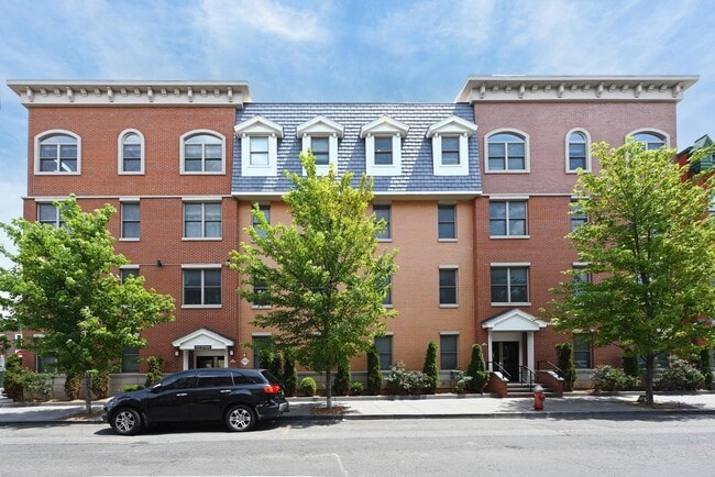 Building Photo - 974 Summit Ave Unit 409
