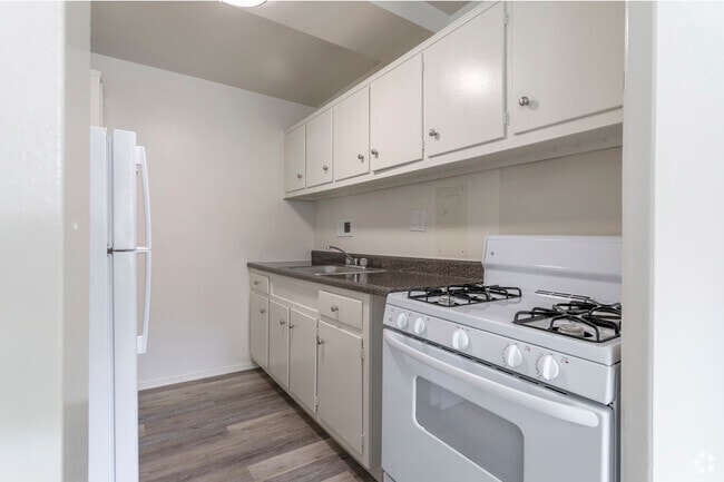 1 BR, 1 BA - 740 SF
