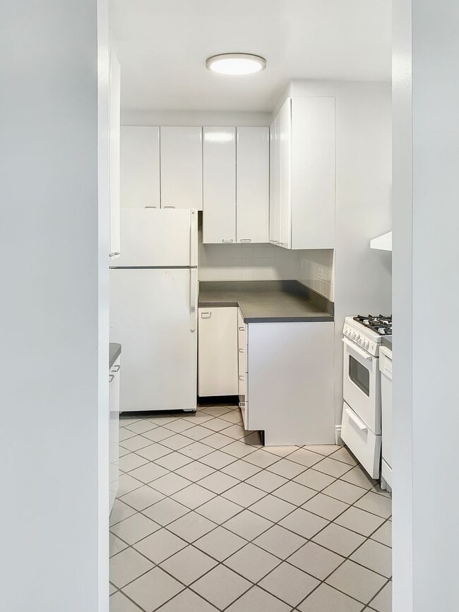 Photo - A prized destination in beautiful Forest Hill Garden, a place to call home Unit 46E