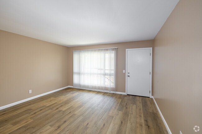 1BR, 1BA - 621SF - Living Room