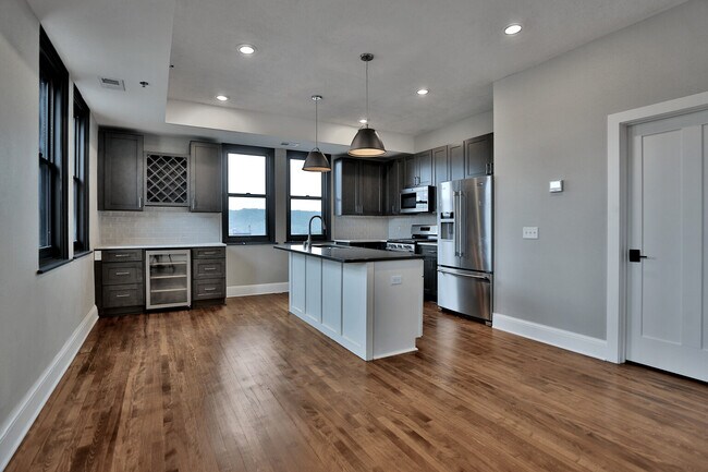 Photo - 107 Chestnut St E