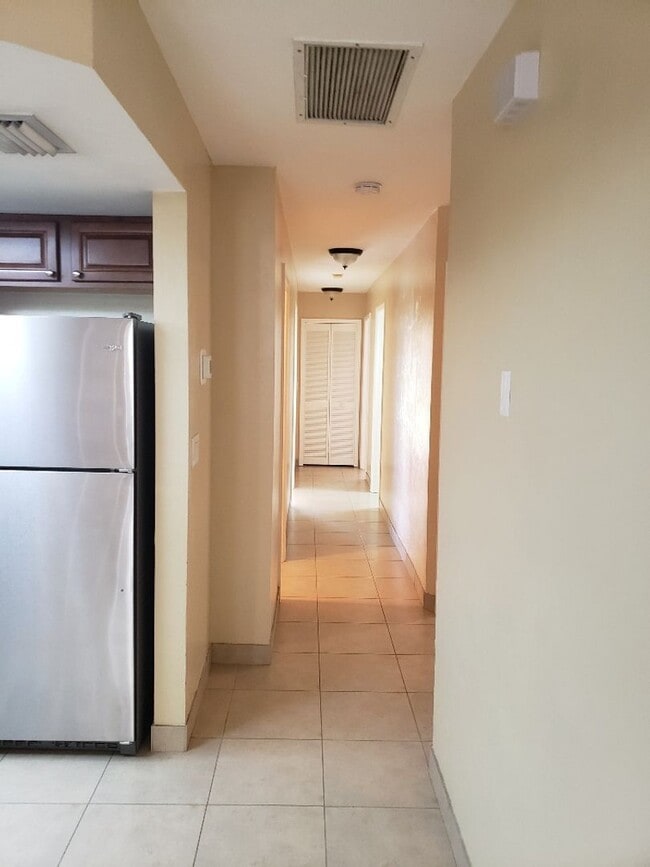 Photo - A-6 CALL OWNER FOR REPAIRS FIRST Apartamento Unidad #A