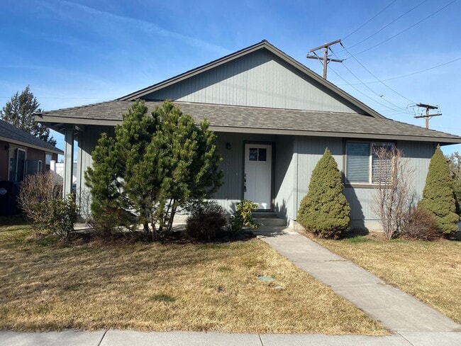 Building Photo - Single-Level Home in a Convenient NE Bend Location