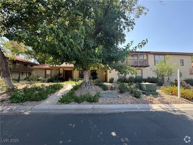 Building Photo - 3109 Pinehurst Dr Unit B Rental