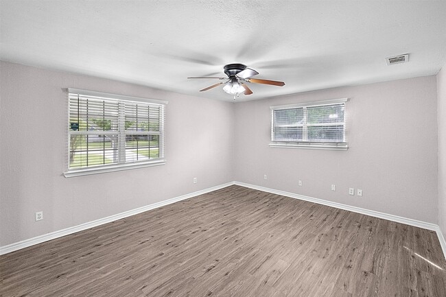 Photo - 16766 Lake Cir