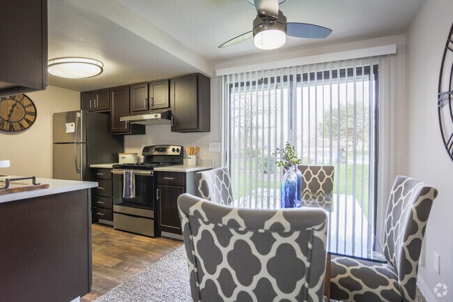 2BR, 1BA - 900SF
