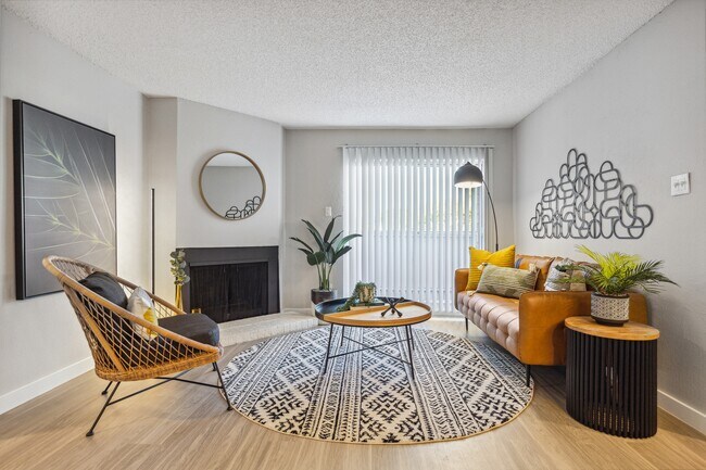 2 habitaciones, 1 baño - 787 pies cuadrados - Sala de estar - Villa Siena