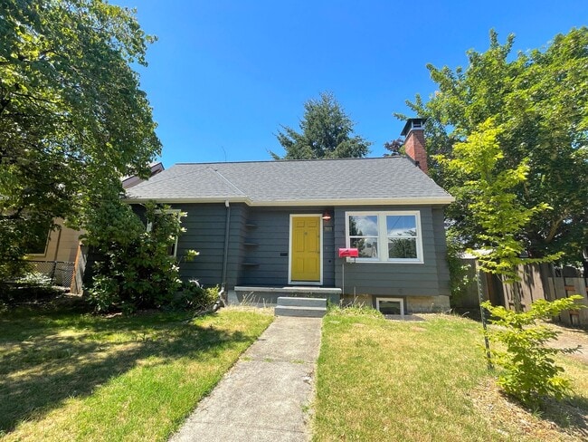 Building Photo - Artsy Home in Arbor Lodge with Tons of Bonus Space, Fenced Yard, A/C
