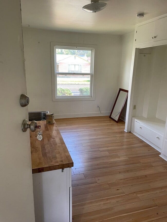 Building Photo - R604- NW 4th Street Unit #C