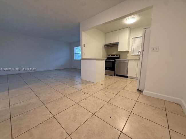 Photo - 400 NW 65th Terrace Unidad 202