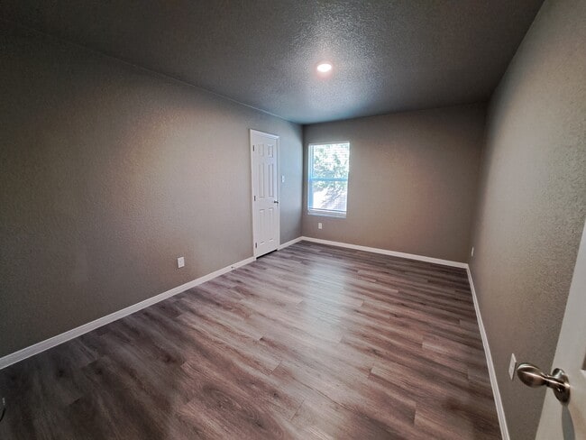 Photo - 209 W Robin Ln