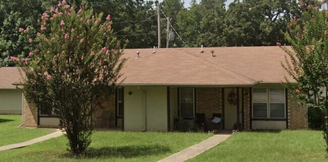 Photo - 1001 Lakeview Dr