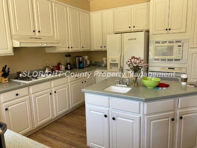 Photo - AVAILABLE AUGUST - Beautiful Large 2 Story Home - 5 Bedroom / 3 Bathroom