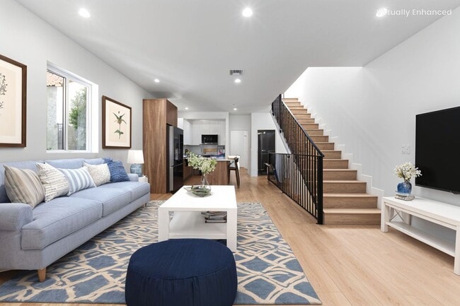 Building Photo - 1376 Edgecliffe Dr Unit 1376 Edgecliffe Drive