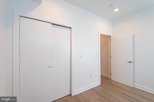 Photo - 2137 Cross St