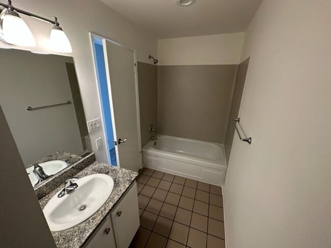 Photo - Large Open And Bright 2bd 1.75 Bath Condo in Shoreline!