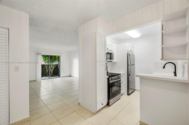 Building Photo - 10780 N Kendall Dr Unit E11