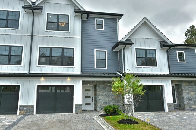 3 STORY TOWNHOME - 234 Rivervale Rd Townhome