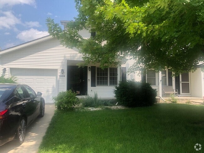 Building Photo - Gorgeous 2 BR Townhouse in Normal