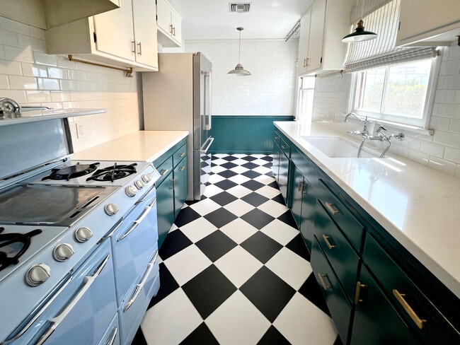Kitchen, black and white checkerboard tile, farmhouse sink, subway tile, quartz countertops. - 1327 N Central Ave Unidad #F