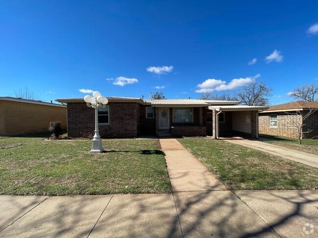 Building Photo - 4 bedroom 1 bath home with great backyard ...