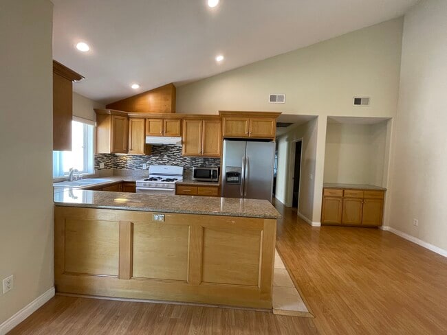 Photo - 13806 Vanowen St Unidad 4