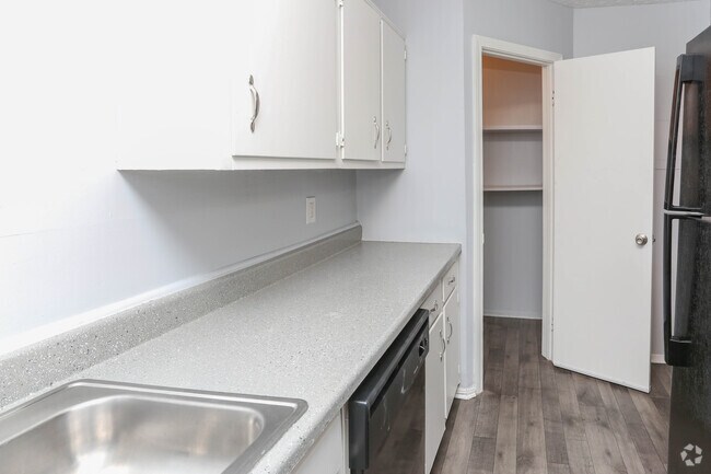 2BR, 1BA - 825 SF - Kitchen - Kensington