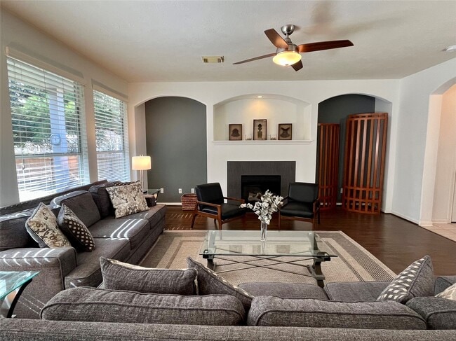 Building Photo - 2 Stone Arrow Pl