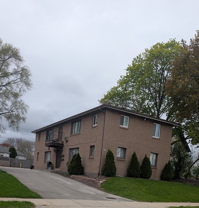 Photo - 827 S 84th St Unidad 2