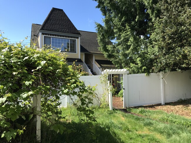 Building Photo - 515 Foote St SW Unit #2 Rental