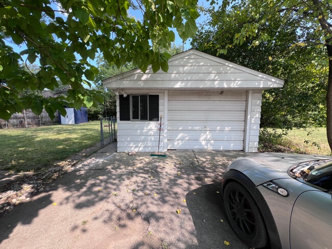 Photo - 3335 Springbrook St