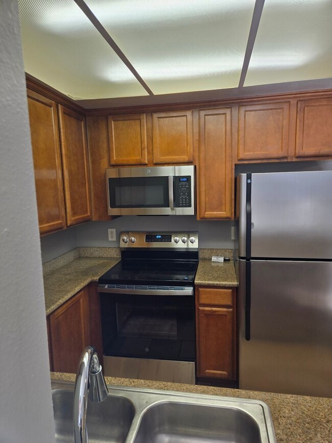 Building Photo - 2 Bedroom 1 Bathroom Condo Unit 37