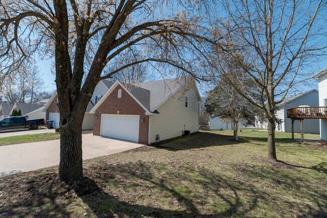 Photo - 13 Yorkshire Dr