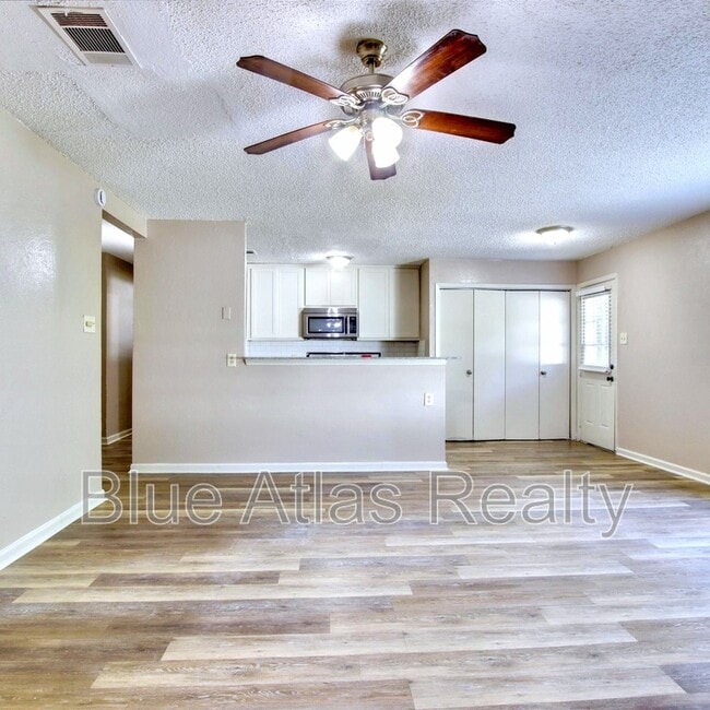 Photo - 3901 Royal Crest Dr