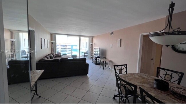 Photo - 5161 Collins Ave Unidad 1701