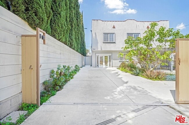 741 N Las Palmas Ave