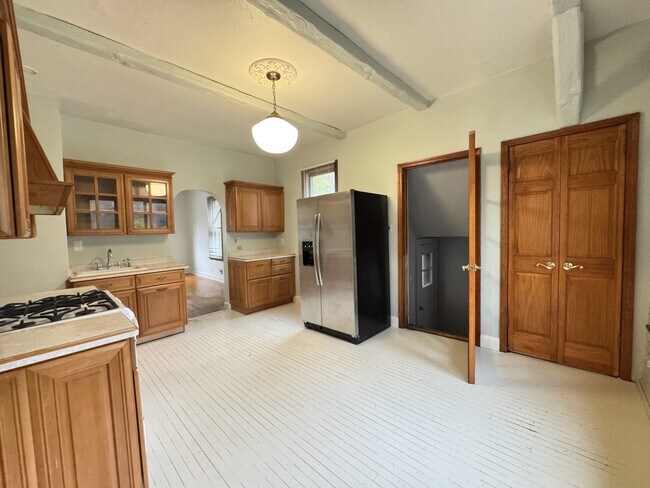 Photo - 365 E Schiller St