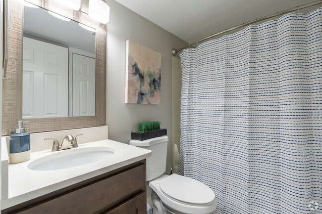 El apartamento Hemingway de 2 habitaciones y 1 baño - 725 pies cuadrados - Baño - Shoreview Apartments