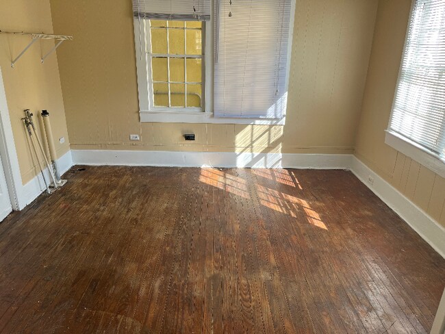 Photo - 210 Hacker St