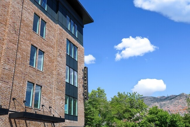 Photo - 25th and Quincy