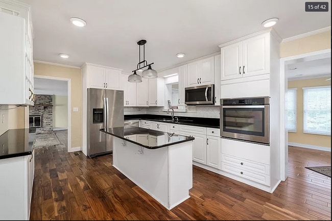 Photo - 570 E 6th St