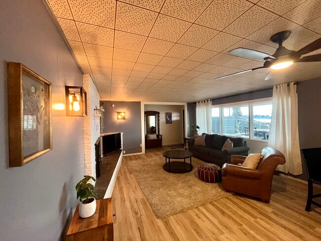 Building Photo - 3312 W Lakeshore Dr Unit 3312 lakeshore Dr lower Rental
