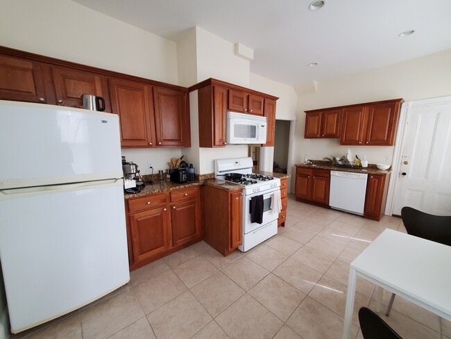 Building Photo - 68 Plymouth St Unit 1 Rental