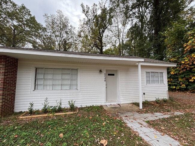 Building Photo - 604 Murphree St Unit 604 B Murphree St