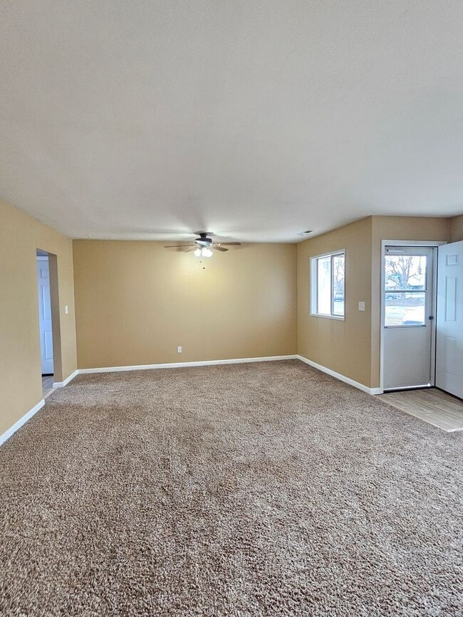 Photo - 900-902 Lindberg Ln