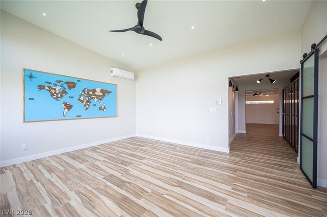 Photo - 330 E Country Club Dr